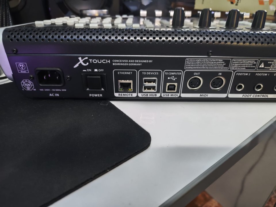 Behringer X-Touch – Superficie de control DAW motorizada – Muy buen estado de segunda mano · Foto 4 de 4 · Córdoba · 220 €