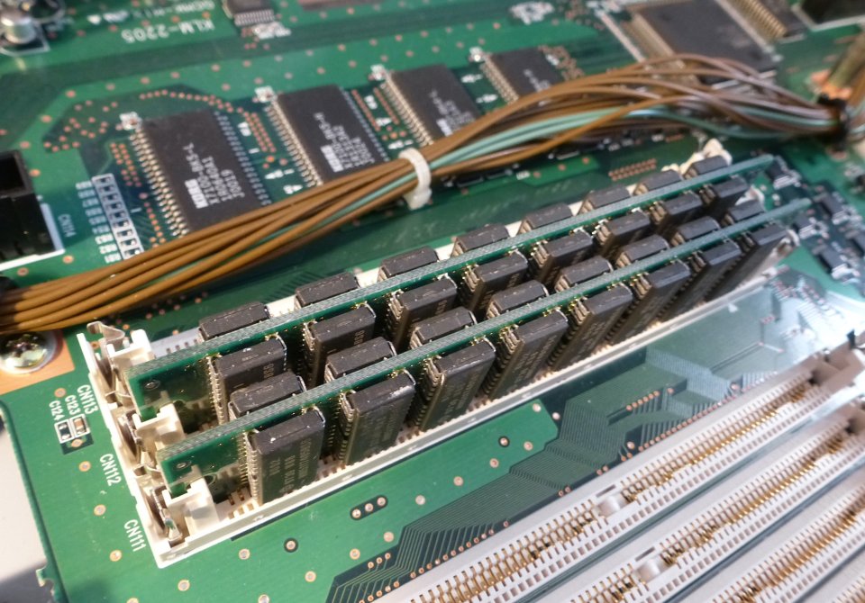 KORG Triton Rack. Expander MIDI + Sampler + ampliación 64 MB RAM