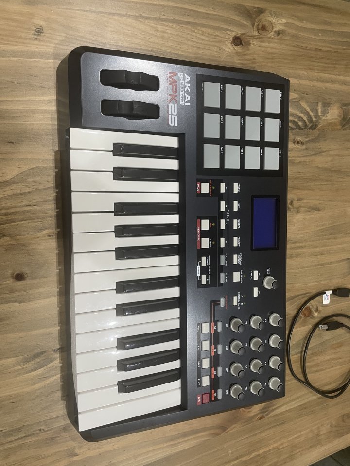 Controlador Midi Akai MPK 25