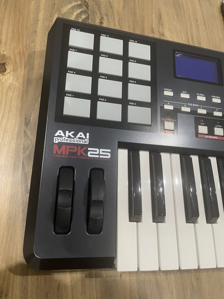 Controlador Midi Akai MPK 25