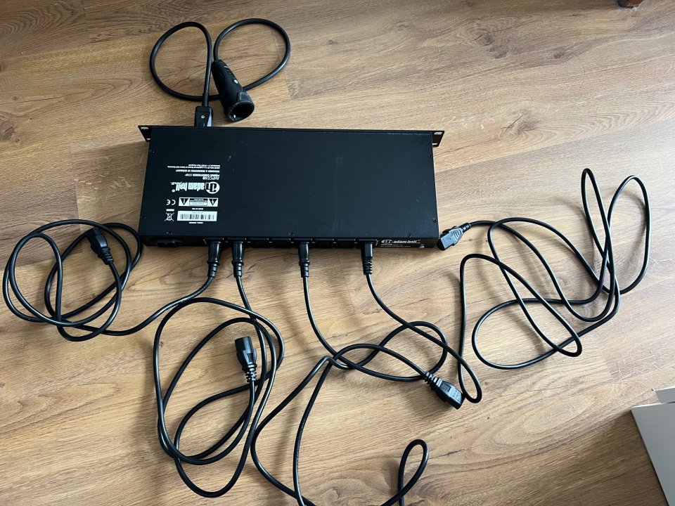 ADAM HALL Estabilizador de corriente RACK + complementos