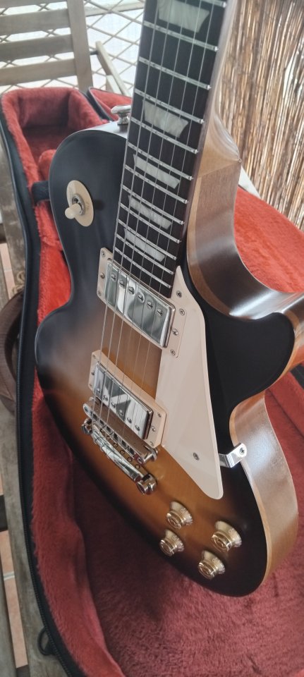 Gibson Les Paul Tribute + Ampl Marshall V80 valvestate de segunda mano · Foto 3 de 8 · Barcelona · 1200 €