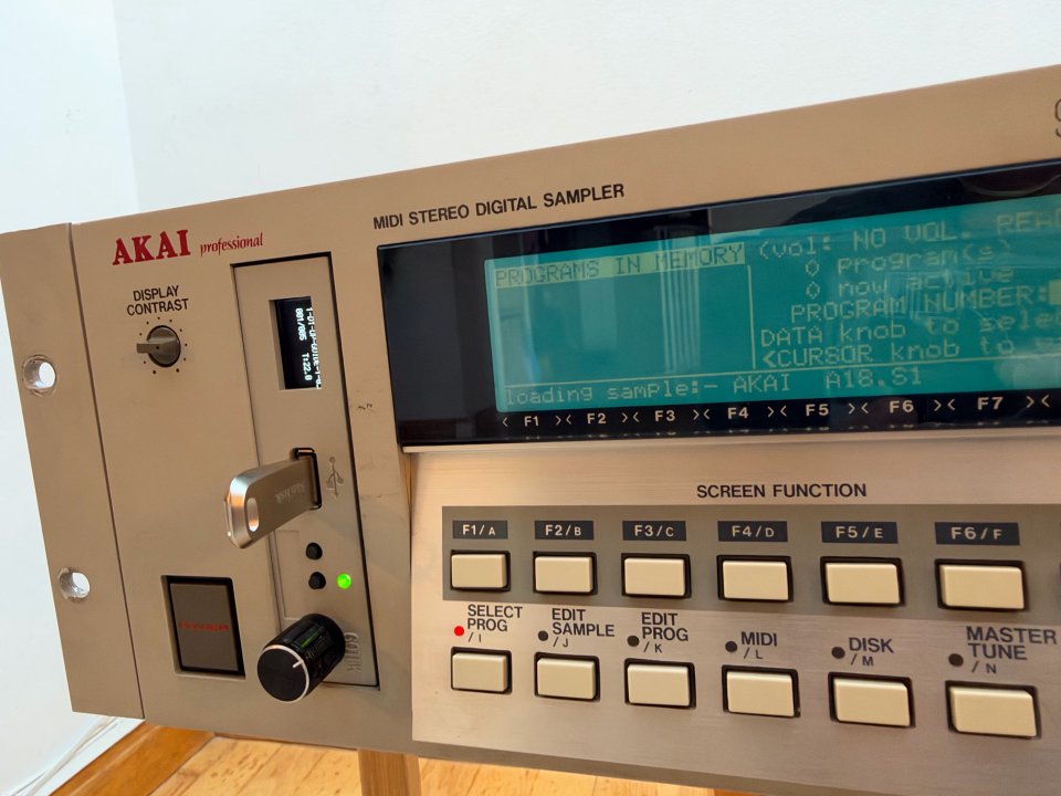 Akai S1000 + extras de segunda mano · Foto 2 de 6 · Zamora · 650 €