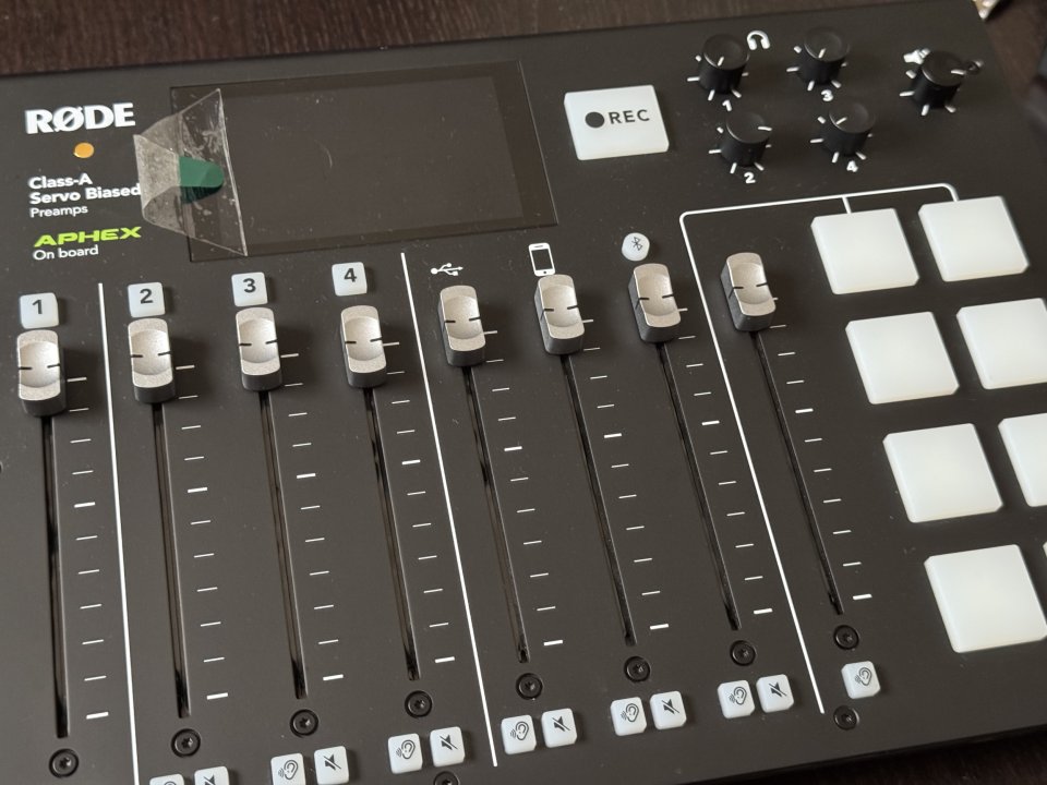 Rødecaster Pro impecable + Decksaver de segunda mano · Foto 5 de 6 · Madrid · 285 €