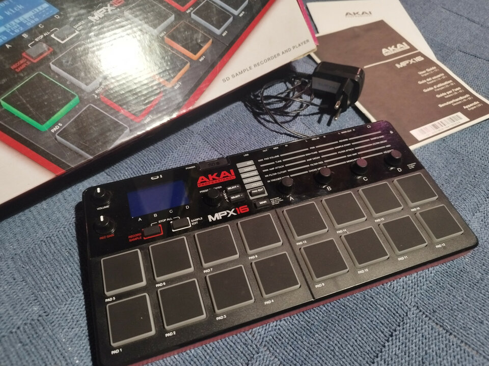 AKAI MPX16 Sampler