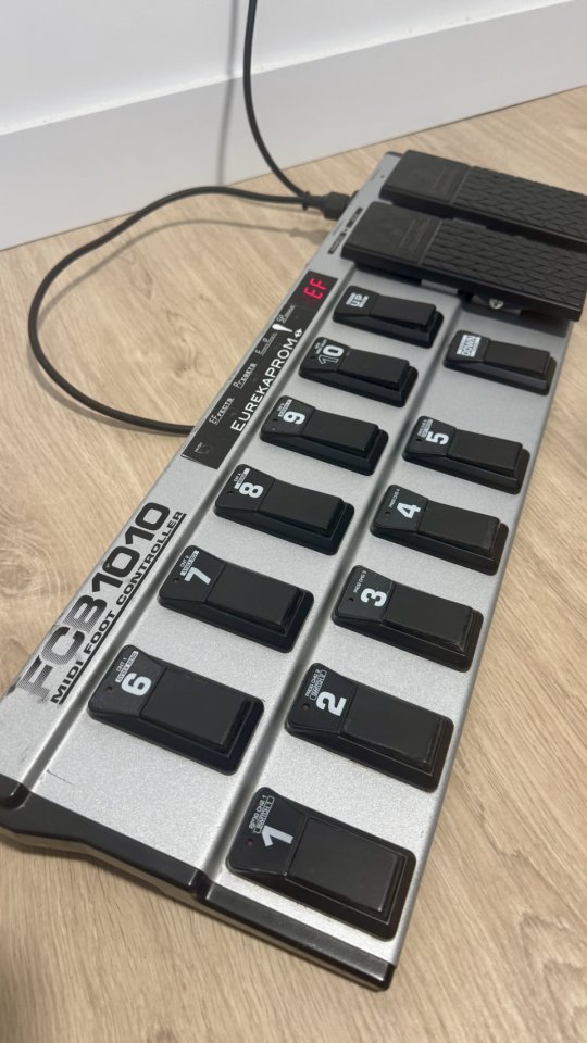 Pedalera controladora midi Behringer fcb1010 de segunda mano · Foto 1 de 5 · Guadalajara · 90 €