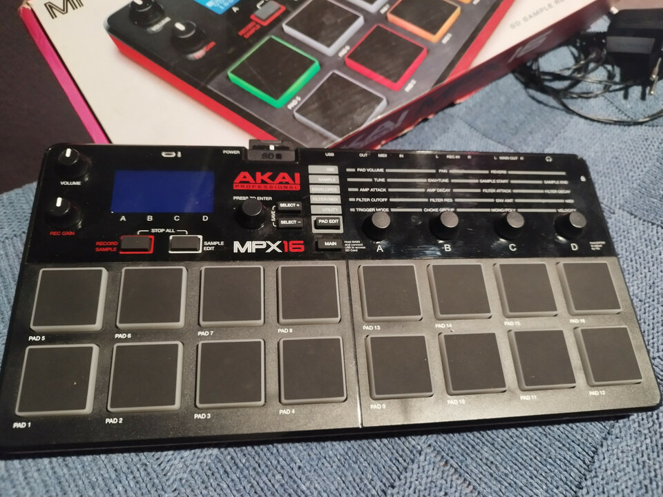 AKAI MPX16 Sampler
