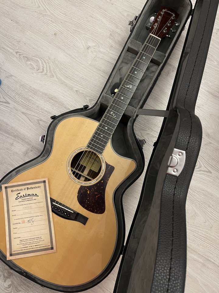 Electroacústica Eastman AC422 CE con maleta rígida original IMPECABLE