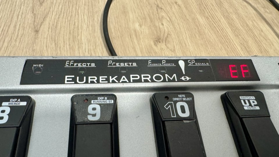 Pedalera controladora midi Behringer fcb1010 de segunda mano · Foto 3 de 5 · Guadalajara · 90 €