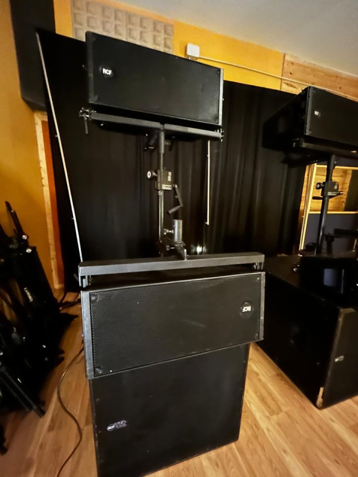 Vendo sistema rcf line array profesional hdl 20-a + tts28-a completo