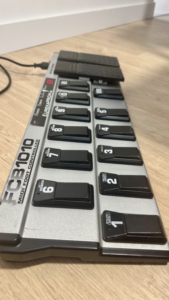 Pedalera controladora midi Behringer fcb1010 de segunda mano · Foto 2 de 5 · Guadalajara · 90 €