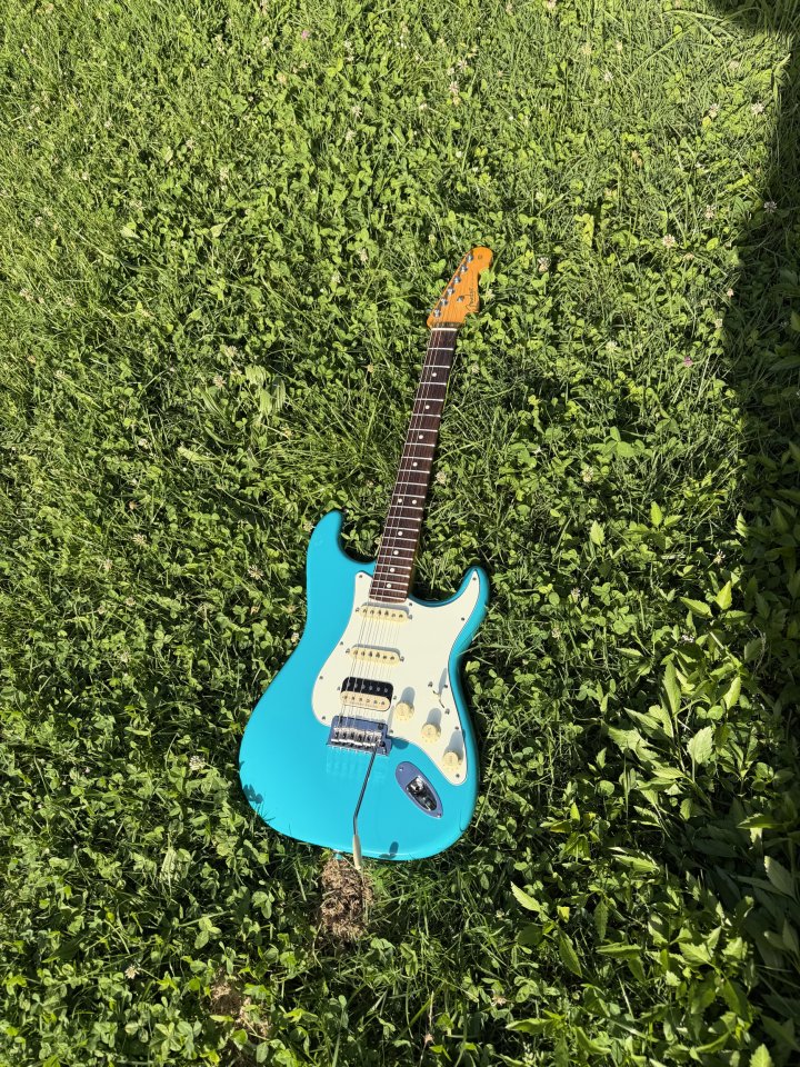 Fender Stratocaster American Pro II HSS Miami Blue de segunda mano · Foto 1 de 9 · Bizkaia · 1490 €