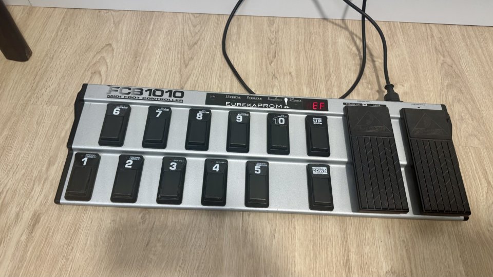 Pedalera controladora midi Behringer fcb1010 de segunda mano · Foto 4 de 5 · Guadalajara · 90 €