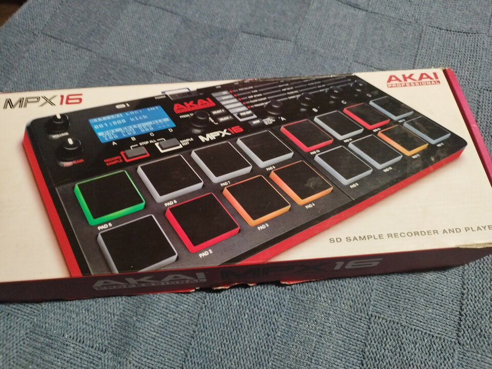 AKAI MPX16 Sampler