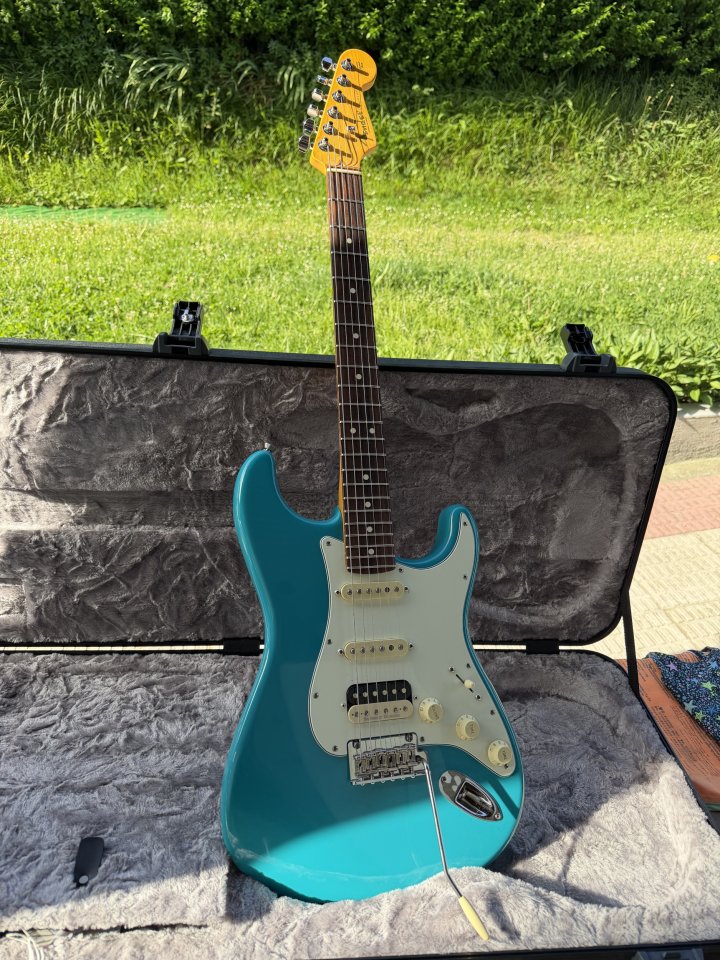 Fender Stratocaster American Pro II HSS Miami Blue de segunda mano · Foto 2 de 9 · Bizkaia · 1490 €