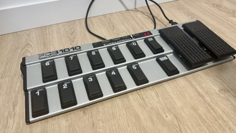 Pedalera controladora midi Behringer fcb1010 de segunda mano · Foto 5 de 5 · Guadalajara · 90 €