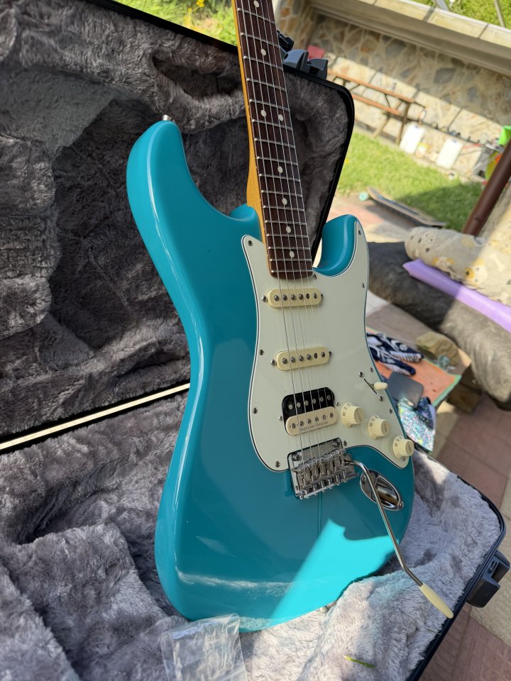Fender Stratocaster American Pro II HSS Miami Blue de segunda mano · Foto 3 de 9 · Bizkaia · 1490 €