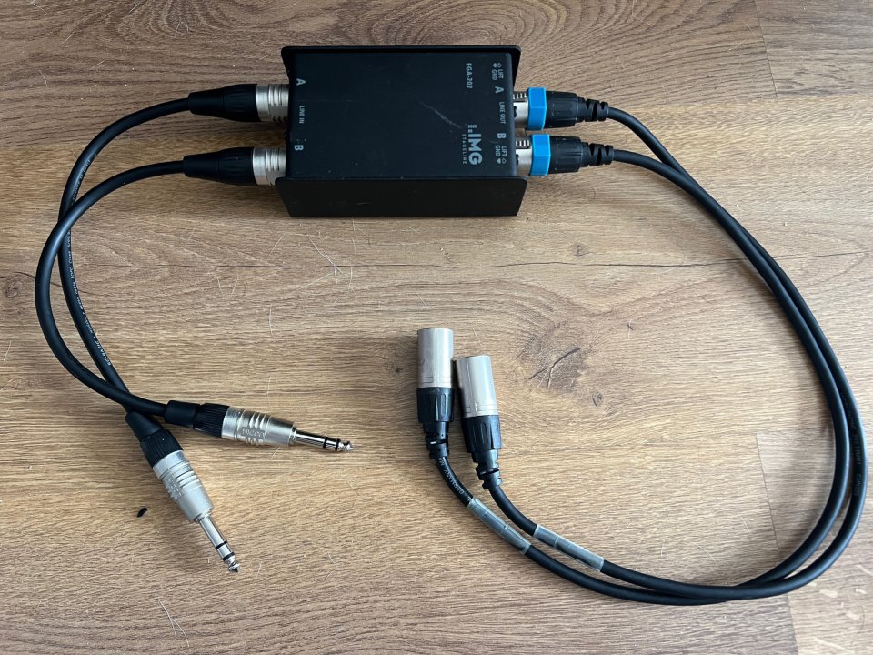 ADAM HALL Estabilizador de corriente RACK + complementos