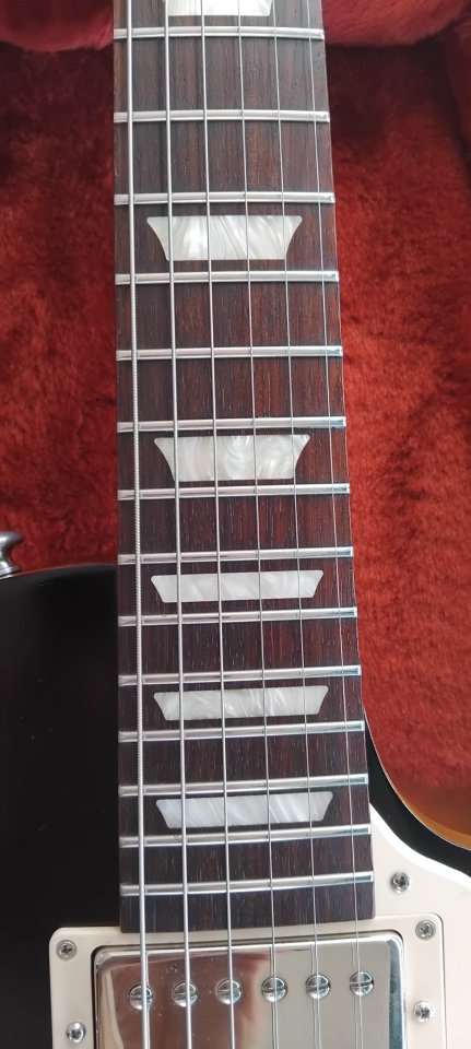 Gibson Les Paul Tribute + Ampl Marshall V80 valvestate de segunda mano · Foto 4 de 8 · Barcelona · 1200 €