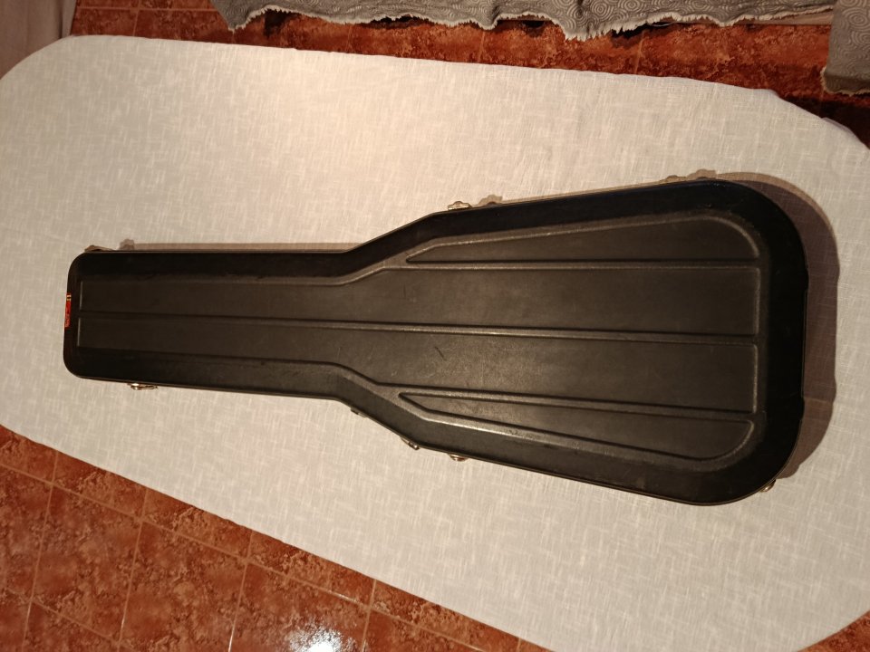 Estuche rigido para bajo. de segunda mano · Foto 1 de 5 · Ciudad Real · 60 €