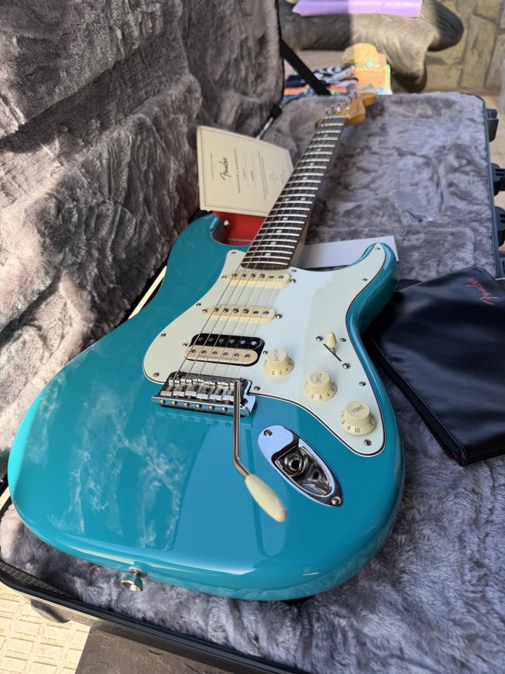 Fender Stratocaster American Pro II HSS Miami Blue de segunda mano · Foto 5 de 9 · Bizkaia · 1490 €