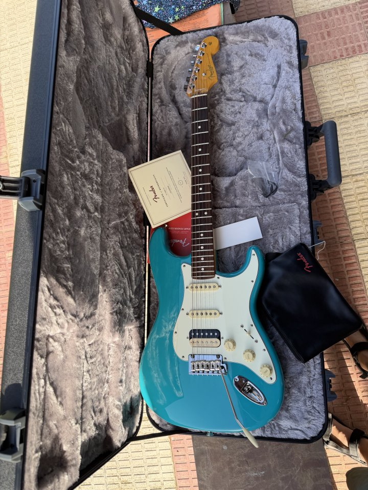 Fender Stratocaster American Pro II HSS Miami Blue de segunda mano · Foto 6 de 9 · Bizkaia · 1490 €