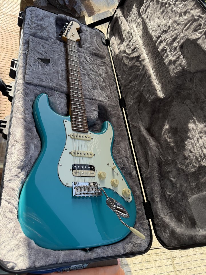 Fender Stratocaster American Pro II HSS Miami Blue de segunda mano · Foto 8 de 9 · Bizkaia · 1490 €