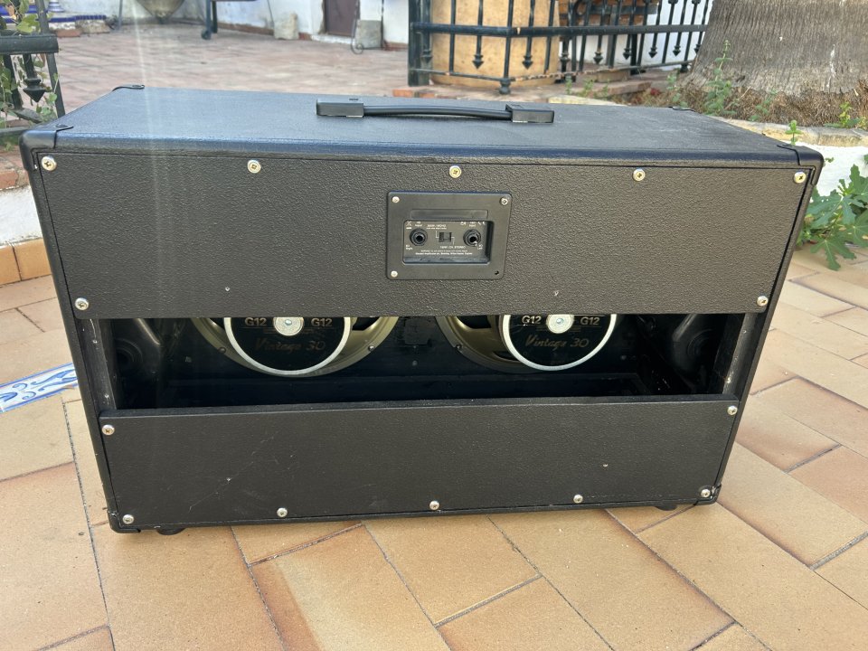 Pantalla 2x12 Open Back Celestion V30 de segunda mano · Foto 8 de 9 · Huelva · 230 €