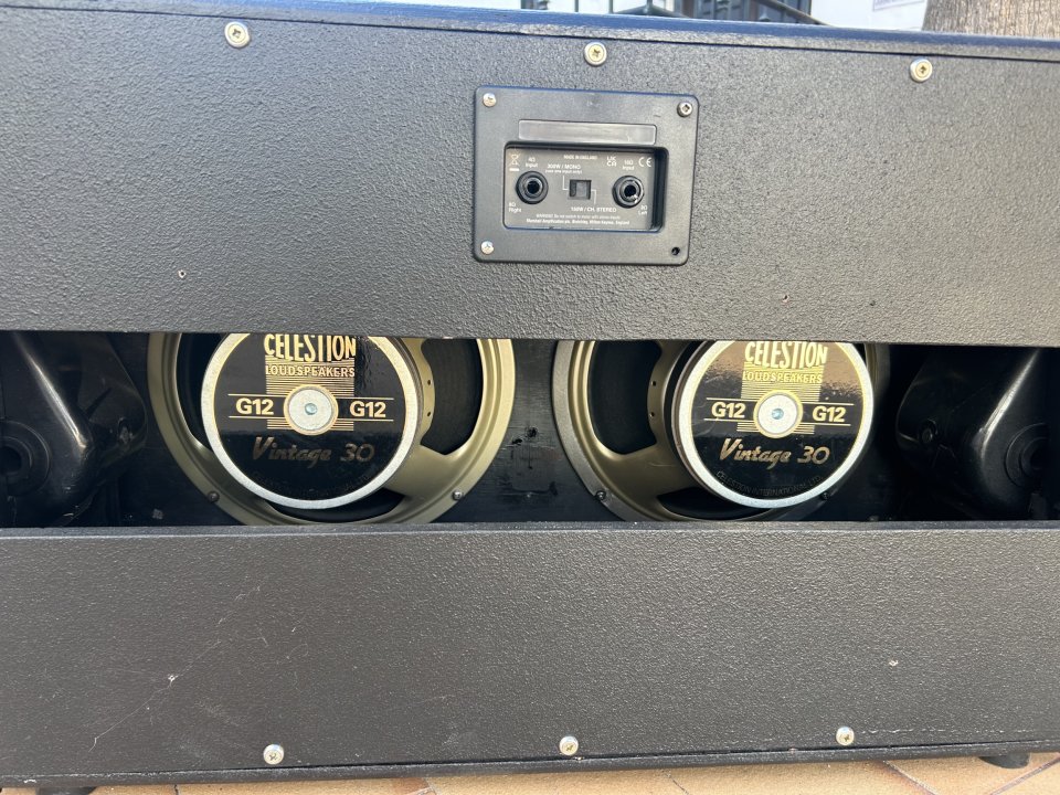 Pantalla 2x12 Open Back Celestion V30 de segunda mano · Foto 9 de 9 · Huelva · 230 €