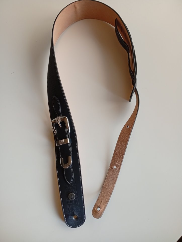 Correa Daddario cuero con hebilla