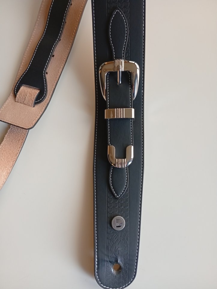 Correa Daddario cuero con hebilla