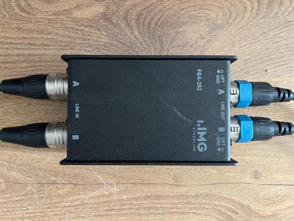 ADAM HALL Estabilizador de corriente RACK + complementos