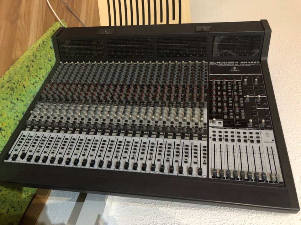 Mesa Behringer SX 4882 (leer bien el anuncio) de segunda mano · Foto 1 de 5 · Barcelona · 100 €