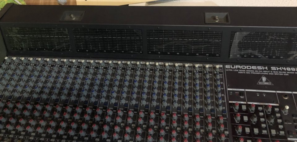 Mesa Behringer SX 4882 (leer bien el anuncio) de segunda mano · Foto 2 de 5 · Barcelona · 100 €