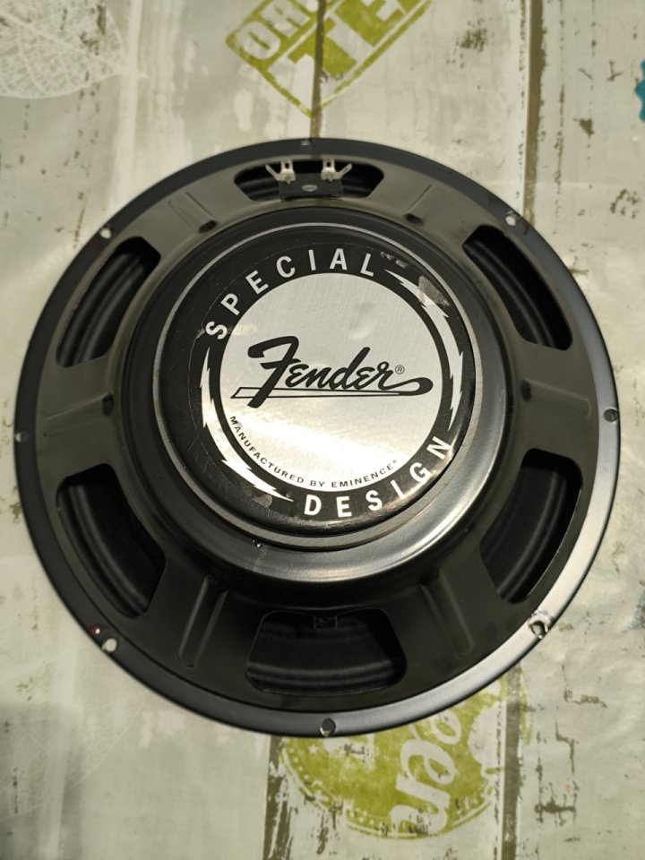Altavoz Fender (Eminence) Lightning Bolt de segunda mano · Foto 1 de 2 · A Coruña · 40 €