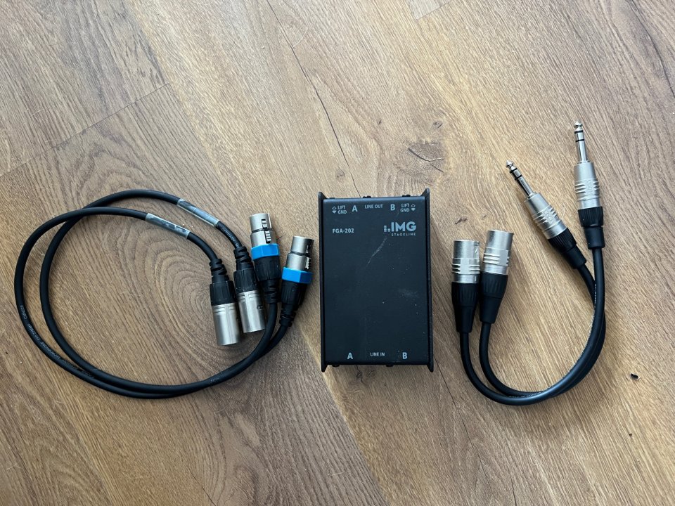 ADAM HALL Estabilizador de corriente RACK + complementos