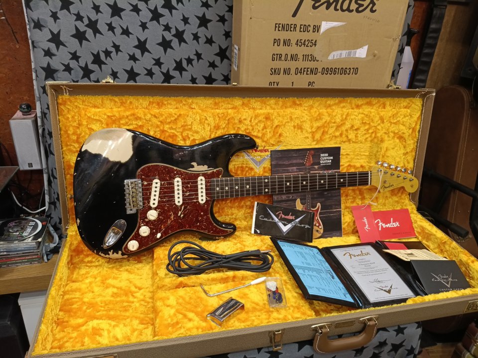 Fender Custom Shop 1961 Stratocaster Heavy Relic Black over Desert Sand-Hand Wound Poblano Strat Set. de segunda mano · Foto 2 de 10 · Barcelona · 4400 €