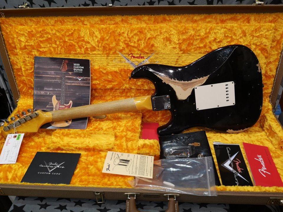 Fender Custom Shop 1961 Stratocaster Heavy Relic Black over Desert Sand-Hand Wound Poblano Strat Set. de segunda mano · Foto 3 de 10 · Barcelona · 4400 €