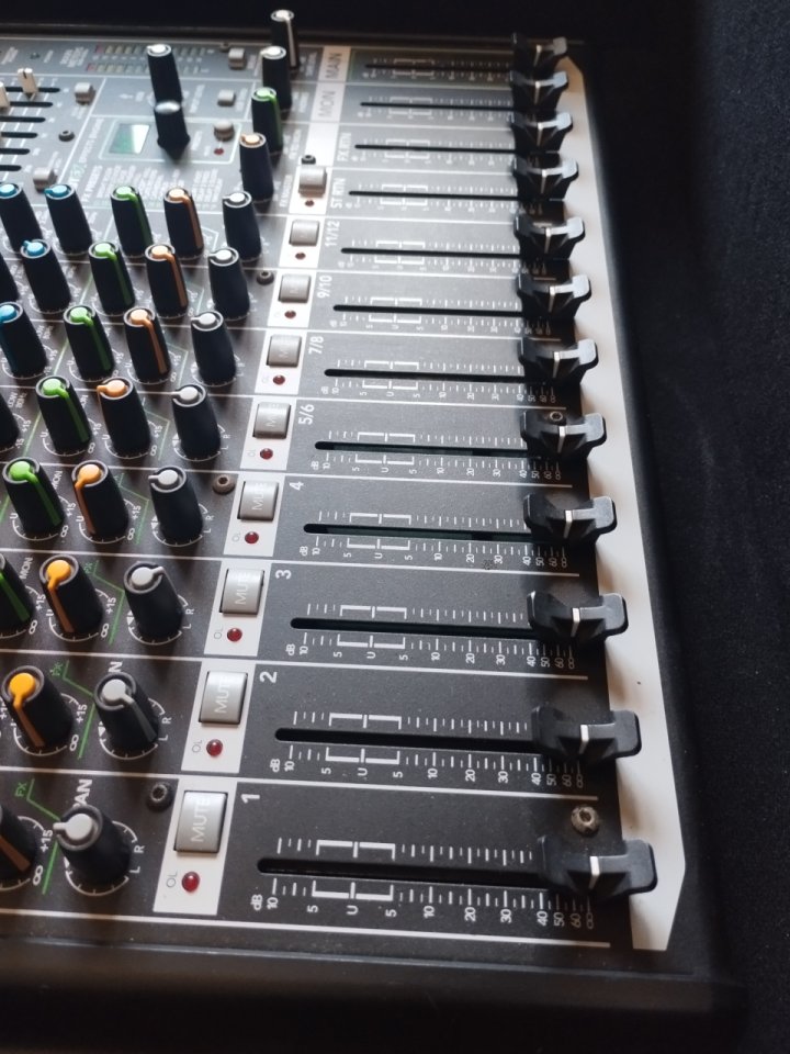 MACKIE ProFX12 V2 mixer de segunda mano · Foto 4 de 7 · Alicante · 200 €