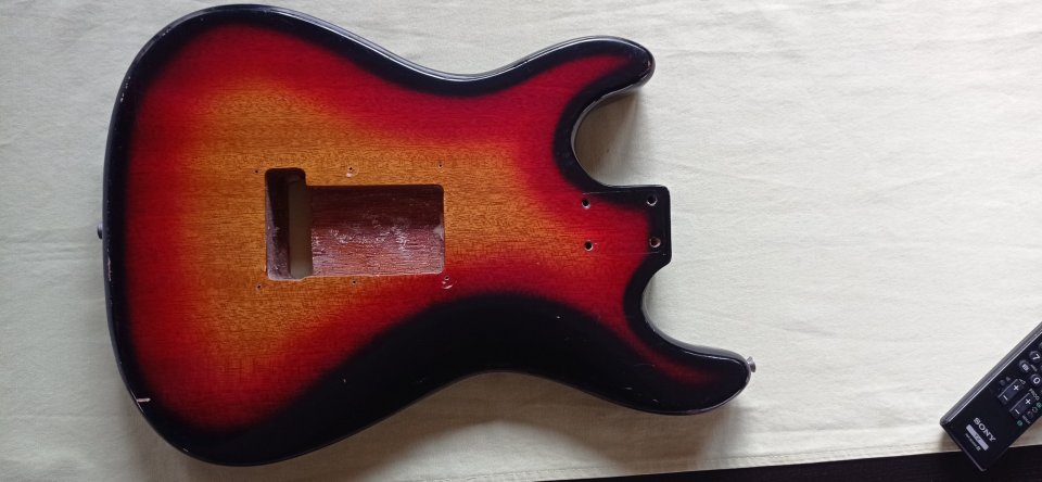Cuerpo de guitarra antigua relic de segunda mano · Foto 2 de 2 · Cuenca · 50 €