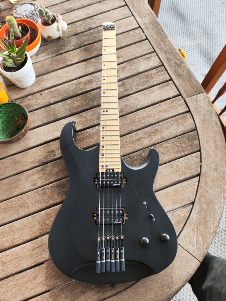 Harley Benton Dullahan Headless de segunda mano · Foto 1 de 9 · Illes Balears · 250 €