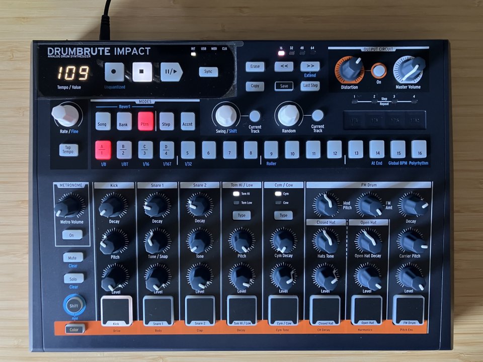 Arturia DrumBrute Impact drum machine como nueva