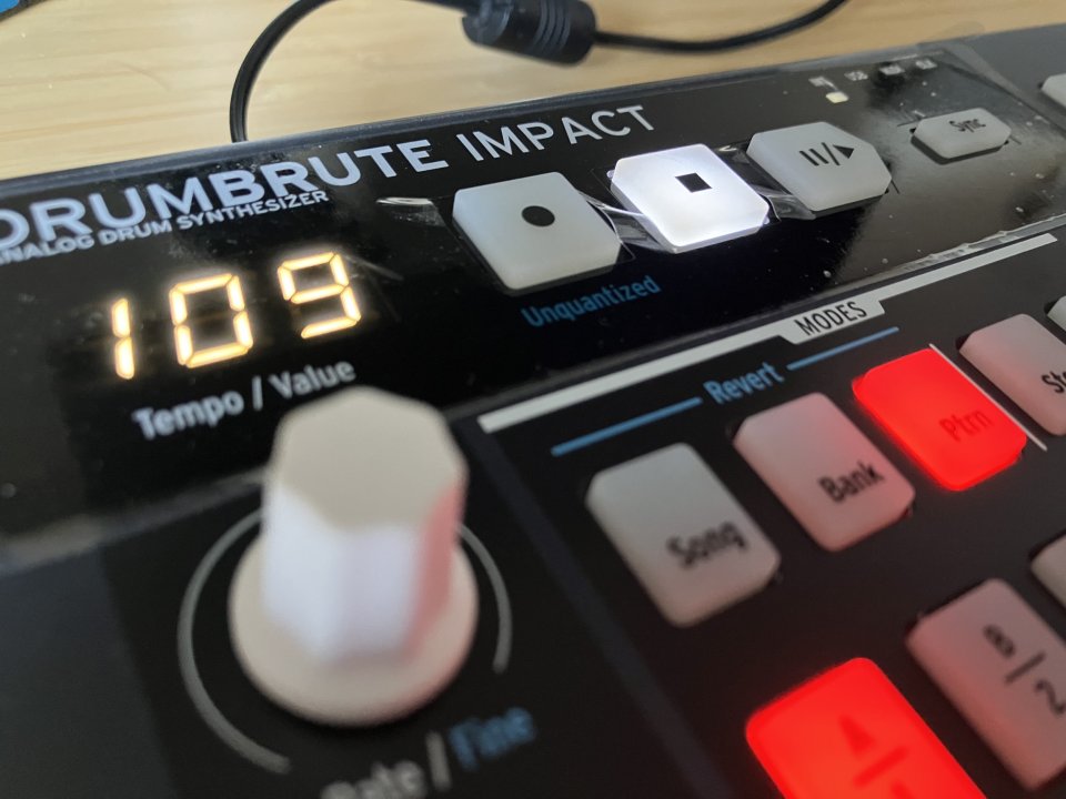 Arturia DrumBrute Impact drum machine como nueva