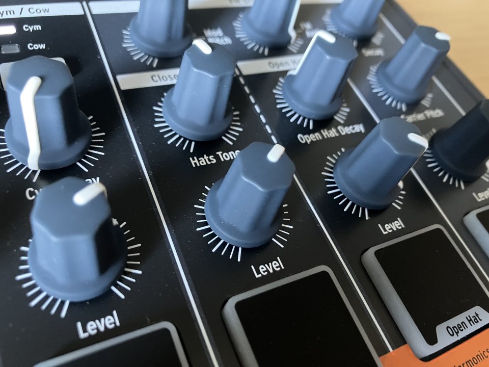 Arturia DrumBrute Impact drum machine como nueva