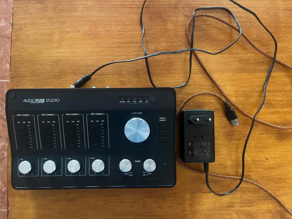 Interface y convertidor Arturia de segunda mano · Foto 1 de 5 · Barcelona · 450 €