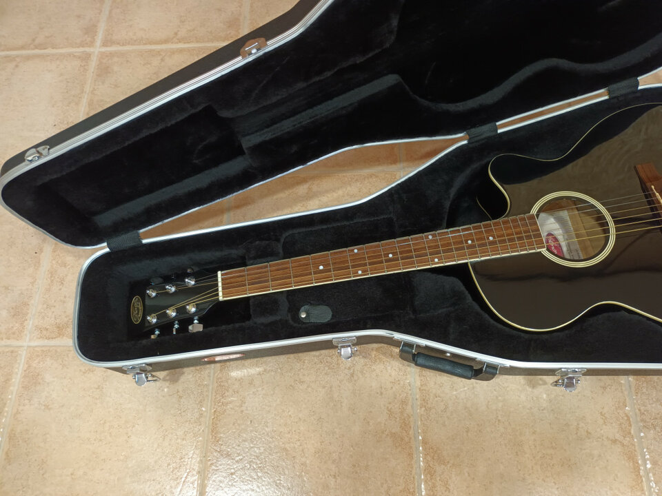 Electroacústica Stagg con estuche duro.