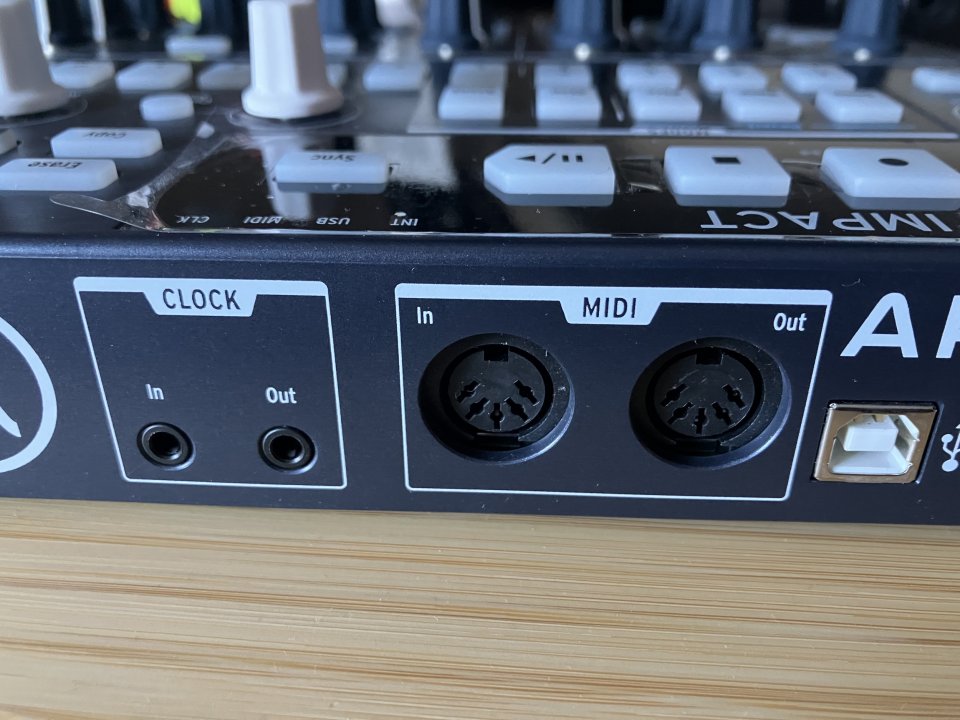 Arturia DrumBrute Impact drum machine como nueva