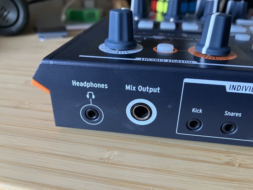 Arturia DrumBrute Impact drum machine como nueva