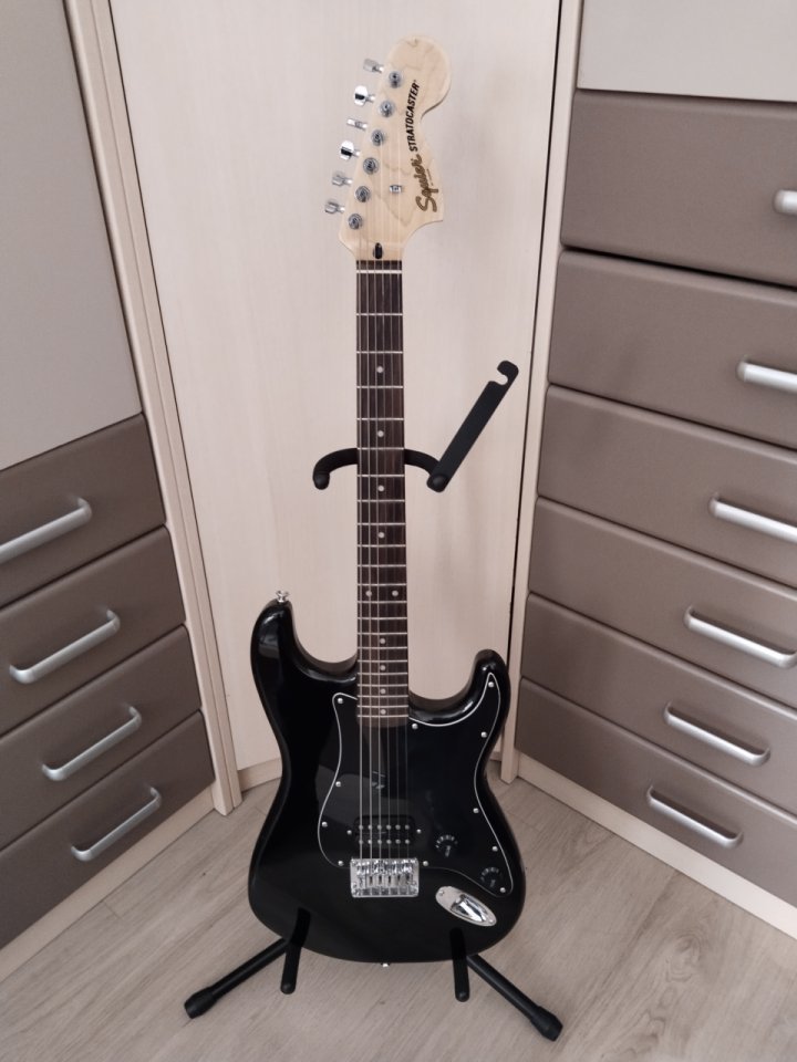 Squier Stratocaster Affinity Hardtail con funda de segunda mano · Foto 1 de 8 · Almería · 150 €