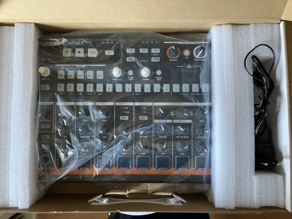 Arturia DrumBrute Impact drum machine como nueva
